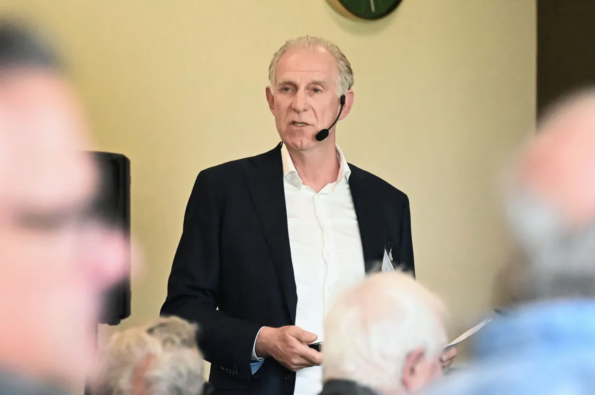 CEO Ralph Brechlin konnte einen Betriebsgewinn von 255'000 Franken und einen Cashflow von einer Million bekannt geben. Ralph Brechlin spricht vor Aktionären der Zürcher Oberland Medien AG. Er trägt ein offenes weisses Hemd zum dunklen Anzug und spricht durch ein Headset.